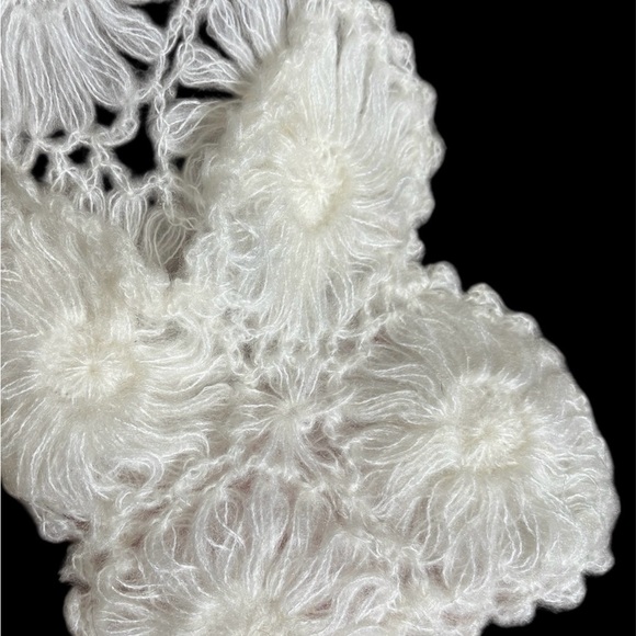 Vintage 1930’s Elegant Soft White Crochet Shawl - Picture 2 of 5